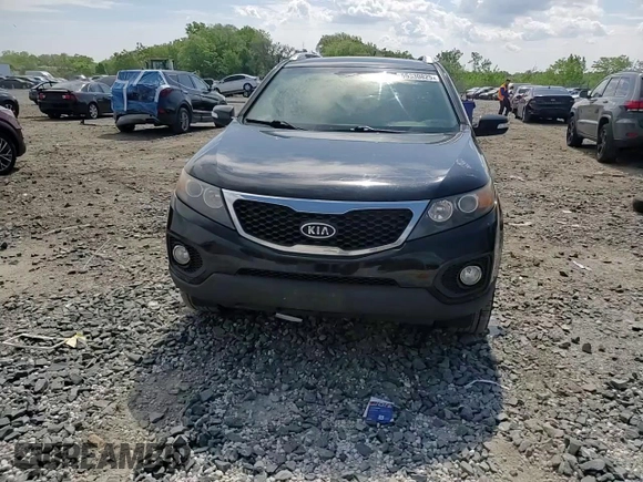 2013 Kia Sorento LX z VIN 5XYKT4A64DG352153, wystawiony jako Copart lot #55330825 z przebiegiem 289 967 mil mil oraz Szkoda całkowita • Salvage title. Historia ofert i sprzedaży dostępna na DreamBid. Obrazek 14.