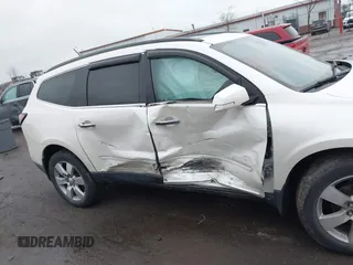 2014 Chevrolet Traverse LTZ z VIN 1GNKRJKDXEJ263349, wystawiony jako IAAI lot #41180521 z przebiegiem 141 564 mil mil oraz . Historia ofert i sprzedaży dostępna na DreamBid. Obrazek 12.