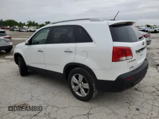 2013 Kia Sorento EX z VIN 5XYKUDA24DG411065, wystawiony jako Copart lot #55060245 z przebiegiem 171 799 mil mil oraz Czysty tytuł • Clean title. Historia ofert i sprzedaży dostępna na DreamBid. Obrazek 2.