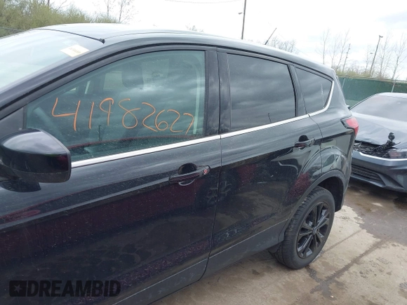 2019 Ford Escape SE z VIN 1FMCU9GD1KUA45891, wystawiony jako IAAI lot #41982627 z przebiegiem 97 546 mil mil oraz . Historia ofert i sprzedaży dostępna na DreamBid. Obrazek 14.