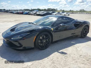 2021 Ferrari F8 z VIN ZFF92LLA8M0268230, wystawiony jako Copart lot #50326925 z przebiegiem 18 802 mil mil oraz Szkody całkowita. Historia ofert i sprzedaży dostępna na DreamBid. Obrazek 1.