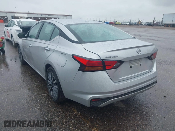 2025 Nissan Altima SV z VIN 1N4BL4DV0SN366601, wystawiony jako IAAI lot #42405749 z przebiegiem 4 790 mil mil oraz . Historia ofert i sprzedaży dostępna na DreamBid. Obrazek 3.