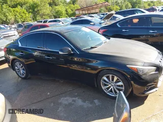 2015 Infiniti Q50 z VIN JN1BV7AP6FM335668, wystawiony jako IAAI lot #42201480 z przebiegiem 234 970 mil mil oraz . Historia ofert i sprzedaży dostępna na DreamBid. Obrazek 1.