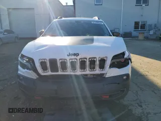 2019 Jeep Cherokee Trailhawk z VIN 1C4PJMBXXKD315140, wystawiony jako Copart lot #83298934 z przebiegiem 87 938 mil mil oraz Szkoda całkowita • Salvage title. Historia ofert i sprzedaży dostępna na DreamBid. Obrazek 5.