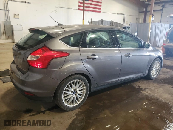 2014 Ford Focus Titanium z VIN 1FADP3N27EL462950, wystawiony jako Copart lot #65207155 z przebiegiem 34 058 mil mil oraz Szkoda całkowita • Salvage title. Historia ofert i sprzedaży dostępna na DreamBid. Obrazek 3.