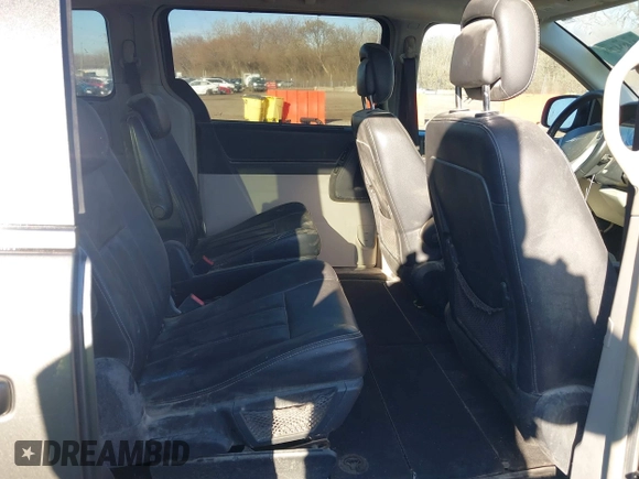 2010 Chrysler Town & Country Touring z VIN 2A4RR5D19AR298644, wystawiony jako IAAI lot #41804796 z przebiegiem 206 439 mil mil oraz . Historia ofert i sprzedaży dostępna na DreamBid. Obrazek 8.