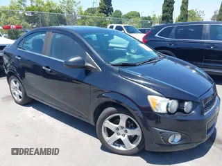2015 Chevrolet Sonic LTZ z VIN 1G1JE5SB6F4192956, wystawiony jako IAAI lot #42396505 z przebiegiem 139 392 mil mil oraz . Historia ofert i sprzedaży dostępna na DreamBid. Obrazek 1.