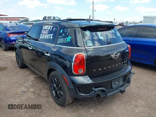 2016 MINI Countryman S z VIN WMWZC3C58GWT08660, wystawiony jako IAAI lot #42407283 z przebiegiem 66 588 mil mil oraz . Historia ofert i sprzedaży dostępna na DreamBid. Obrazek 3.