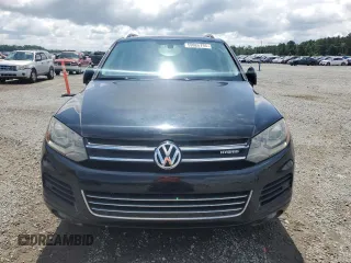 2011 Volkswagen Touareg z VIN WVGFG9BP5BD002225, wystawiony jako Copart lot #59926795 z przebiegiem 154 212 mil mil oraz Czysty tytuł • Clean title. Historia ofert i sprzedaży dostępna na DreamBid. Obrazek 5.