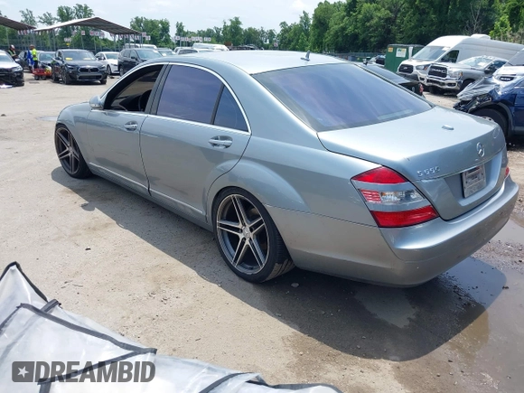 2007 Mercedes-Benz S 550 z VIN WDDNG71X87A067073, wystawiony jako IAAI lot #42475122 z przebiegiem 166 128 mil mil oraz . Historia ofert i sprzedaży dostępna na DreamBid. Obrazek 3.
