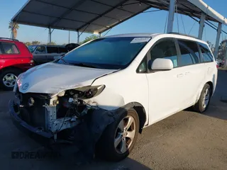 2014 Toyota Sienna LE AAS z VIN 5TDKK3DC9ES460142, wystawiony jako IAAI lot #42140187 z przebiegiem 150 616 mil mil oraz . Historia ofert i sprzedaży dostępna na DreamBid. Obrazek 2.