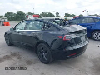 2018 Tesla Model 3 Long Range Battery z VIN 5YJ3E1EB3JF178812, wystawiony jako IAAI lot #42124838 z przebiegiem 124 229 mil mil oraz . Historia ofert i sprzedaży dostępna na DreamBid. Obrazek 3.