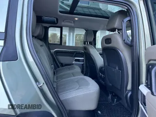 2021 Land Rover Defender SE z VIN SALEP7RU0M2046639, wystawiony jako Copart lot #82098914 z przebiegiem 55 064 mil mil oraz Czysty tytuł • Clean title. Historia ofert i sprzedaży dostępna na DreamBid. Obrazek 6.