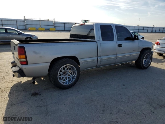 2002 Chevrolet Silverado 1500 LS with VIN 2GCEC19V521372068, listed as a Copart auction lot 52204545 with 202,751 mi miles and Salvage Title. Bid and sale history available at carsss.com. Image 3.