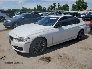 2013 BMW 3 Series 328i xDrive z VIN WBA3B3C58DJ810943, wystawiony jako Copart lot #61365765 z przebiegiem 151 991 mil mil oraz Czysty tytuł • Clean title. Historia ofert i sprzedaży dostępna na DreamBid. Obrazek 1.