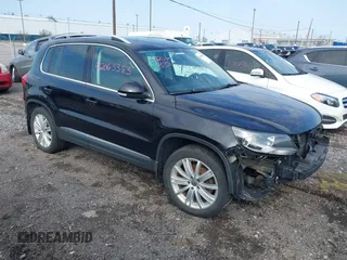 2014 Volkswagen Tiguan SE z VIN WVGBV3AXXEW626422, wystawiony jako IAAI lot #42063383 z przebiegiem 148 617 mil mil oraz . Historia ofert i sprzedaży dostępna na DreamBid. Obrazek 1.