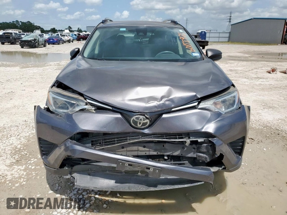 2017 Toyota RAV4 LE z VIN JTMZFREV9HJ137989, wystawiony jako Copart lot #60158975 z przebiegiem 75 840 mil mil oraz Szkoda całkowita • Salvage title. Historia ofert i sprzedaży dostępna na DreamBid. Obrazek 5.
