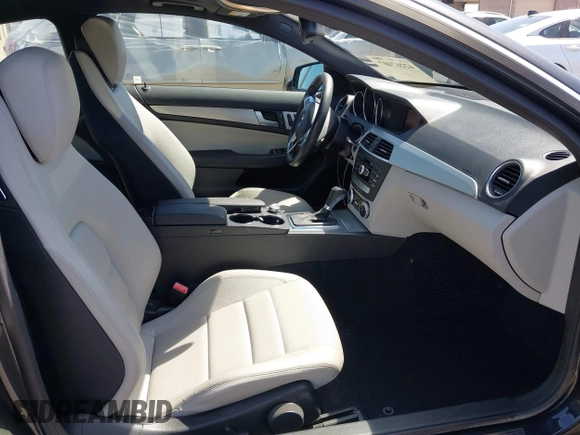 2013 Mercedes-Benz C 250 z VIN WDDGJ4HB3DG049866, wystawiony jako IAAI lot #42267407 z przebiegiem 87 499 mil mil oraz . Historia ofert i sprzedaży dostępna na DreamBid. Obrazek 5.