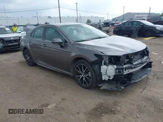 2023 Toyota Camry SE z VIN 4T1G11AK1PU181562, wystawiony jako IAAI lot #42544444 z przebiegiem 46 084 mil mil oraz . Historia ofert i sprzedaży dostępna na DreamBid. Obrazek 1.