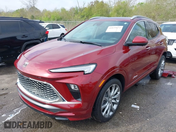 2024 Buick Encore GX Avenir z VIN KL4AMFSL5RB054571, wystawiony jako IAAI lot #41839672 z przebiegiem 7 826 mil mil oraz . Historia ofert i sprzedaży dostępna na DreamBid. Obrazek 2.