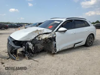 2024 Audi Q8 e-tron Premium Plus z VIN WA15AAGE8RB017425, wystawiony jako Copart lot #66139974 z przebiegiem Nie podano mil oraz Szkody całkowita. Historia ofert i sprzedaży dostępna na DreamBid. Obrazek 1.