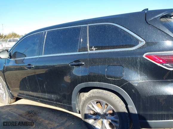 2015 Toyota Highlander LE with VIN 5TDBKRFH0FS210916, listed as a IAAI auction lot 41695145 with 123,236 mi miles. Bid and sale history available at carsss.com. Image 14.