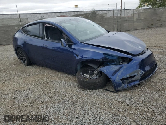 2024 Tesla Model Y Long Range with VIN 7SAYGDEE0RF176672, listed as a Copart auction lot 55622355 with 6,728 mi miles and Salvage title. Bid and sale history available at DreamBid. Image 4.