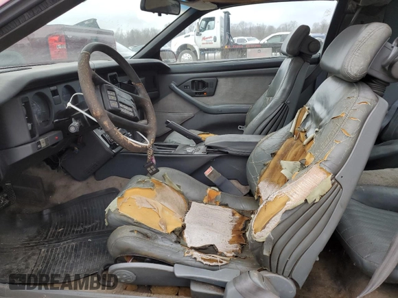 1989 Pontiac Firebird z VIN 1G2FW2181KL244335, wystawiony jako Copart lot #51469365 z przebiegiem 150 615 mil mil oraz Czysty tytuł • Clean title. Historia ofert i sprzedaży dostępna na DreamBid. Obrazek 7.
