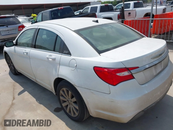 2013 Chrysler 200 Touring z VIN 1C3CCBBG5DN559857, wystawiony jako IAAI lot #42278244 z przebiegiem 260 646 mil mil oraz . Historia ofert i sprzedaży dostępna na DreamBid. Obrazek 3.