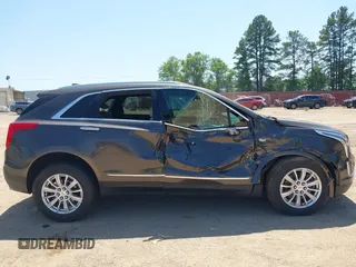 2019 Cadillac XT5 FWD z VIN 1GYKNARS1KZ235083, wystawiony jako IAAI lot #42002995 z przebiegiem 117 430 mil mil oraz . Historia ofert i sprzedaży dostępna na DreamBid. Obrazek 14.