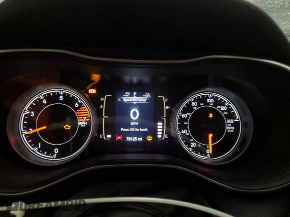 2020 Jeep Cherokee Latitude Plus z VIN 1C4PJMLB8LD605378, wystawiony jako Copart lot #49398185 z przebiegiem 78 125 mil mil oraz Nie do naprawy • Non repairable. Historia ofert i sprzedaży dostępna na DreamBid. Obrazek 9.