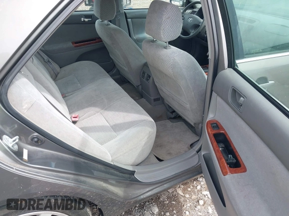 2003 Toyota Camry LE z VIN 4T1BF30K53U555156, wystawiony jako IAAI lot #42144121 z przebiegiem 300 328 mil mil oraz . Historia ofert i sprzedaży dostępna na DreamBid. Obrazek 8.