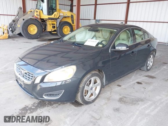 2013 Volvo S60 T5 Premier z VIN YV1612FS0D1216596, wystawiony jako IAAI lot #42311635 z przebiegiem 125 512 mil mil oraz . Historia ofert i sprzedaży dostępna na DreamBid. Obrazek 2.