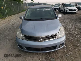 2011 Nissan Versa S z VIN 3N1BC1CP3BL506025, wystawiony jako Copart lot #61054485 z przebiegiem Nie podano mil oraz Czysty tytuł • Clean title. Historia ofert i sprzedaży dostępna na DreamBid. Obrazek 5.