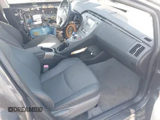2013 Toyota Prius One z VIN JTDKN3DU2D5555677, wystawiony jako IAAI lot #41739804 z przebiegiem 50 640 mil mil oraz . Historia ofert i sprzedaży dostępna na DreamBid. Obrazek 5.