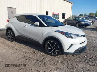 2018 Toyota C-HR XLE z VIN NMTKHMBXXJR003861, wystawiony jako IAAI lot #42003053 z przebiegiem 178 287 mil mil oraz . Historia ofert i sprzedaży dostępna na DreamBid. Obrazek 1.