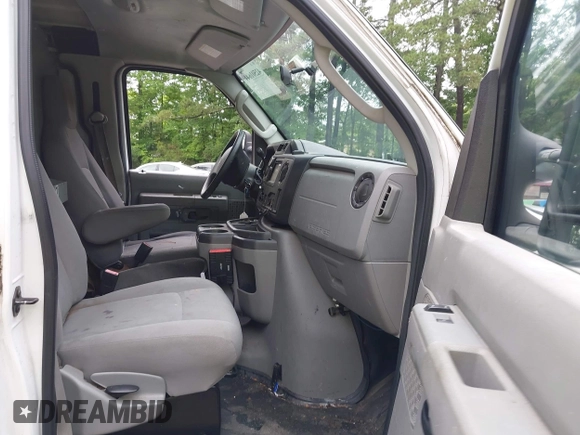 2010 Ford Econoline Cargo Commercial z VIN 1FTNE2EW5ADA39869, wystawiony jako IAAI lot #42501644 z przebiegiem 206 846 mil mil oraz . Historia ofert i sprzedaży dostępna na DreamBid. Obrazek 5.
