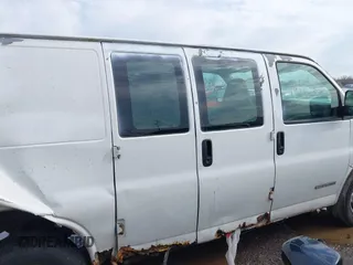 2003 GMC Savana z VIN 1GTFG25T831215242, wystawiony jako IAAI lot #41902381 z przebiegiem 260 499 mil mil oraz . Historia ofert i sprzedaży dostępna na DreamBid. Obrazek 12.