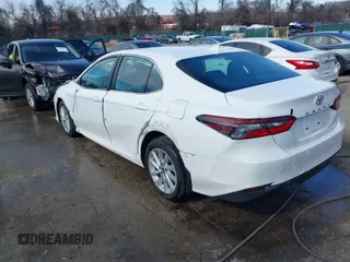 2024 Toyota Camry LE z VIN 4T1C11AK2RU864906, wystawiony jako IAAI lot #41638637 z przebiegiem 75 013 mil mil oraz . Historia ofert i sprzedaży dostępna na DreamBid. Obrazek 3.