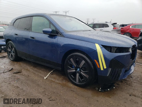 2023 BMW iX xDrive50 z VIN WB523CF04PCM84946, wystawiony jako Copart lot #47995414 z przebiegiem 6 037 mil mil oraz . Historia ofert i sprzedaży dostępna na DreamBid. Obrazek 4.