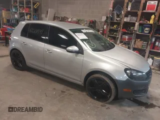 2013 Volkswagen Golf w/Conv & Sunroof z VIN WVWDB7AJXDW117289, wystawiony jako IAAI lot #42024598 z przebiegiem 182 438 mil mil oraz . Historia ofert i sprzedaży dostępna na DreamBid. Obrazek 1.