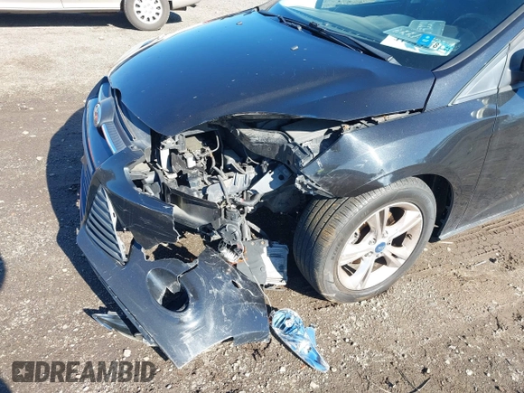 2013 Ford Focus SE z VIN 1FADP3F22DL121744, wystawiony jako IAAI lot #41743289 z przebiegiem 121 940 mil mil oraz . Historia ofert i sprzedaży dostępna na DreamBid. Obrazek 6.