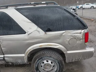 2000 Chevrolet Blazer LS z VIN 1GNCT18W7YK252323, wystawiony jako IAAI lot #41842766 z przebiegiem 149 462 mil mil oraz . Historia ofert i sprzedaży dostępna na DreamBid. Obrazek 6.