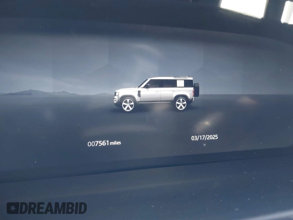 2025 Land Rover Defender S z VIN SALEJ7EX0S2386159, wystawiony jako IAAI lot #41811974 z przebiegiem 7 561 mil mil oraz . Historia ofert i sprzedaży dostępna na DreamBid. Obrazek 14.