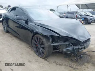 2017 Tesla Model S 60 z VIN 5YJSA1E12HF195965, wystawiony jako IAAI lot #41946148 z przebiegiem 63 992 mil mil oraz . Historia ofert i sprzedaży dostępna na DreamBid. Obrazek 1.