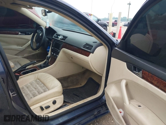 2013 Volkswagen Passat SEL Premium z VIN 1VWCH7A37DC056381, wystawiony jako IAAI lot #42426144 z przebiegiem 261 626 mil mil oraz . Historia ofert i sprzedaży dostępna na DreamBid. Obrazek 5.