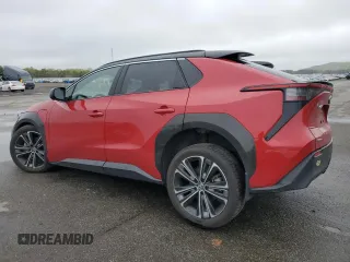 2024 Toyota bZ4X XLE z VIN JTMABACA3RA056904, wystawiony jako Copart lot #55640625 z przebiegiem 30 847 mil mil oraz Szkody całkowita. Historia ofert i sprzedaży dostępna na DreamBid. Obrazek 2.