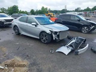 2020 Toyota Camry SE z VIN 4T1G11AK8LU964551, wystawiony jako IAAI lot #42352240 z przebiegiem 108 462 mil mil oraz . Historia ofert i sprzedaży dostępna na DreamBid. Obrazek 1.