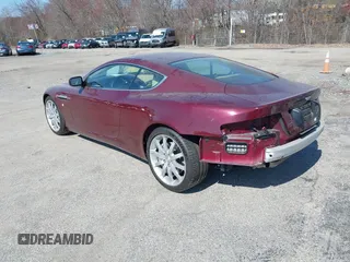2005 Aston Martin DB9 z VIN SCFAD01A75GA01262, wystawiony jako IAAI lot #41937486 z przebiegiem 35 538 mil mil oraz . Historia ofert i sprzedaży dostępna na DreamBid. Obrazek 3.