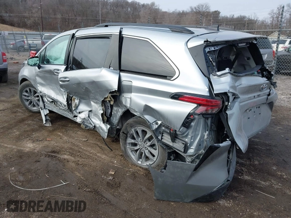 2021 Toyota Sienna XLE with VIN 5TDYRKEC1MS068172, listed as a IAAI auction lot 41557339 with 35,734 mi miles. Bid and sale history available at carsss.com. Image 3.